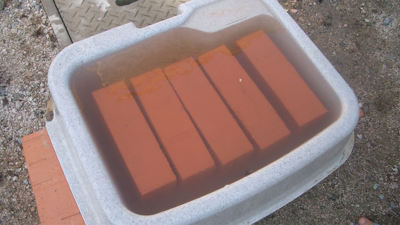 レンガを水に浸す