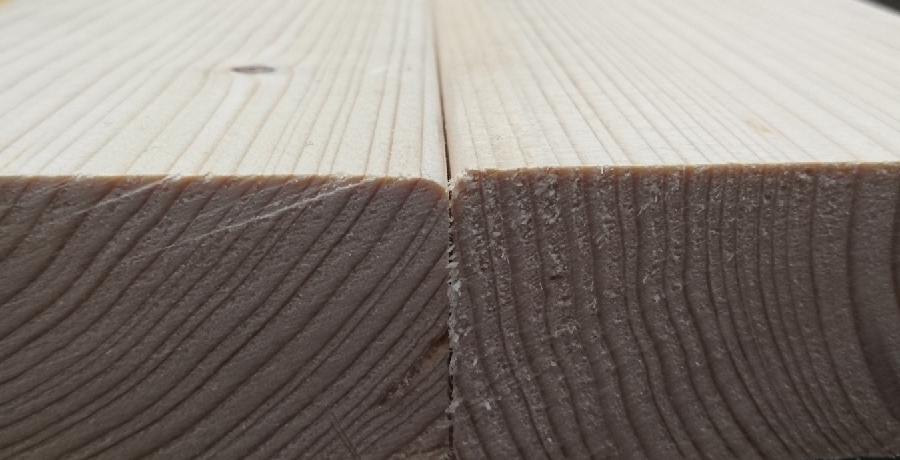 面取りされている木材同士を合わせると溝ができてしまう